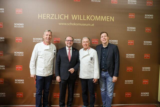 Heindl-Leiter Andreas (l.) mit Bruder Walter Heindl (2.v.r.) führten die Politiker durch das Unternehmen. Zu Besuch kamen Außenminister Alexander Schallenberg (2.v.l.) und Bezirksparteiobmann Patrick Gasselich.  | Foto: ÖVP Liesing