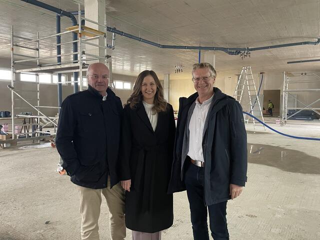 Von Links: der Geschäftsführer der Salzburg Wohnbau GmbH Christian Struber, Jugendstaatssekretärin Claudia Plakolm und der Bürgermeister von Thalgau, Johann Grubinger. | Foto: Emanuel Hasenauer