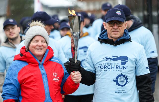 Die Flamme der Hoffnung ist eingetroffen. | Foto: GEPA