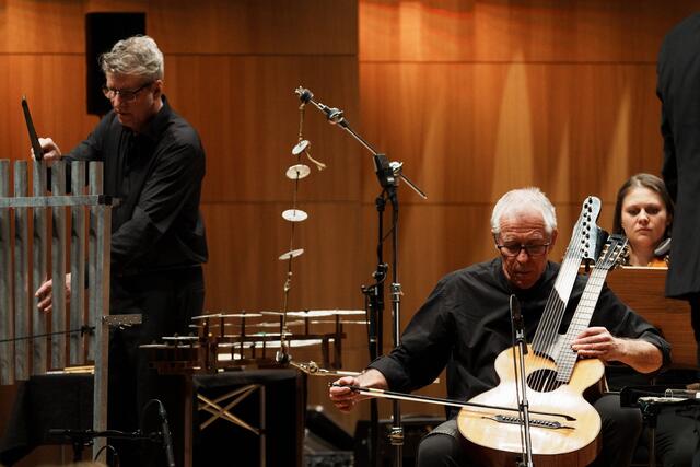 Eröffneten den InnStrumenti-Uraufführungsabend zum Thema "Erneuerbare Energien" im Haus der Musik mit einer fast zen-haft anmutenden Performance: Schlagzeuger Charlie Fischer und Gunter Schneider in der von Schneider kreierten psychoakustischen Hörpartitur "recycling structures für zwei improvisierende Solisten und Kammerorchester". | Foto: Amir Kaufmann