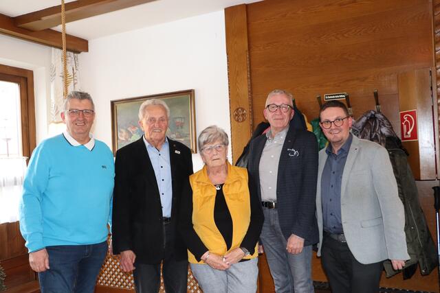 Bezirksobmann Pepi Raich, Altobmann Sepp Schlögl, Obfrau Roswitha Pircher, Bürgermeister Herbert Mayer und Landesgeschäftsführer Christoph Schultes. | Foto: Seelos