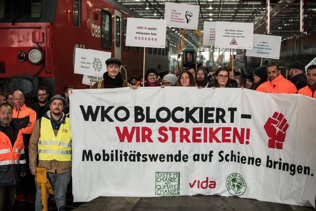 Fridays for Future" und "System Change not Climate Change" solidarisierten sich im November 2022 mit streikenden Eisenbahnerinnen und Eisenbahnern. | Foto: Fiona Freyberger