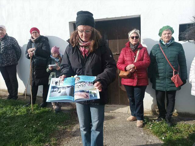 Maria Bilek-Wasinger bei ihrem lebendigen Vortrag während des Paasdorfer Rundganges zu Ehren von Theresia Weiß. | Foto: Weinmeyer