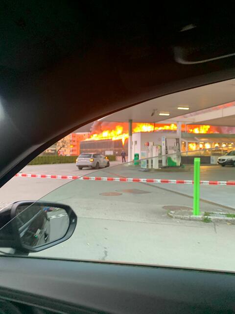 Loderndes Feuer kurz nach 18 Uhr (Bauhof Feldkirch) | Foto: IcE
