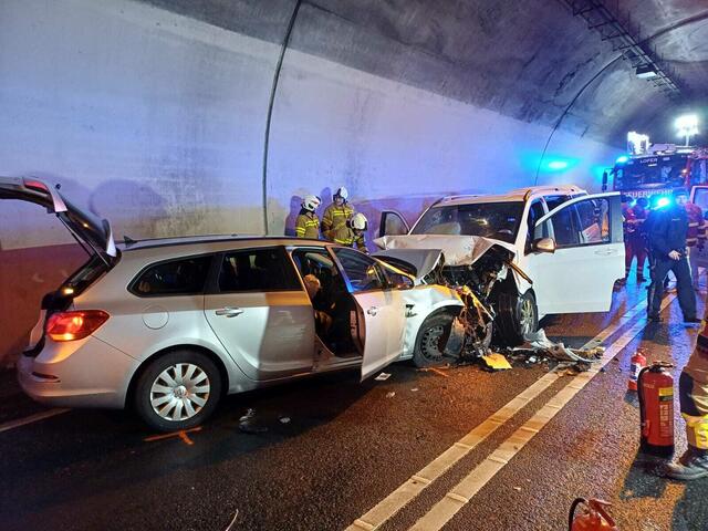 Am Nachmittag des 12. März 2024 ereignete sich auf der Loferer Straße B178 ein Verkehrsunfall, wobei vier Personen verletzt wurden. | Foto: Freiwillige Feuerwehr Lofer