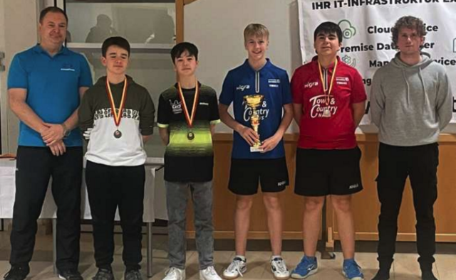 Landesmeister U 19: Simon Reiger(3.v.r.) und Vize-Landesmeister Samuel Eberhardt (2.v.r.) | Foto: UTTC Oberwart