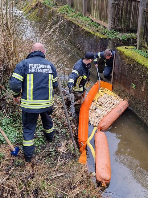 Ölsperren werden angebracht. | Foto: BFKDO BADEN / Stefan Schneider