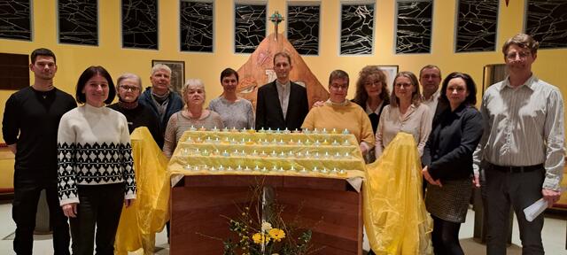 Gedenkgottesdienst in der Kapelle des PBZ Mistelbach: Pflege- und Betreuungsmanager Robin Biedermann, Petra Mayer, Elisabeth Hauck, Josef Meier, Edith Bruny, Heidi Singer, Pfarrvikar Günther Schreiber, 
 Pastoralassistentin Karin Maria Lehner-Gugganeder, Angehörige Ingried Wiehart, Martina Wachter, Angehöriger Othmar Huber, Direktorin Jasmin Schaden, Rainer Löffelmann | Foto: PBZ Mistelbach