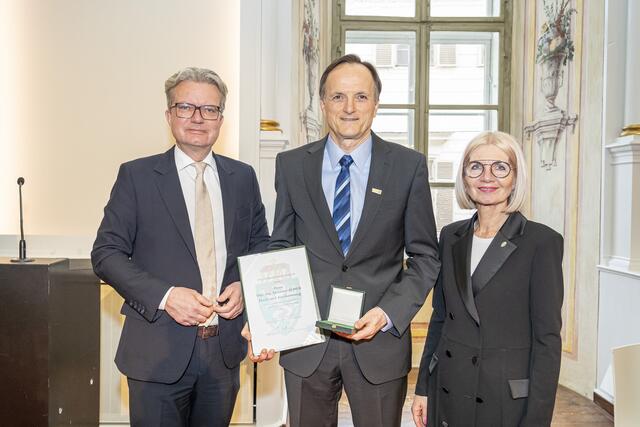 LH Christopher Drexler und die zweite LT-Präsidentin Gabriele Kolar mit Alexander Almer. Nachdem er das Studium Vermessungswesen abgeschlossen hatte, widmete Almer seine berufliche Laufbahn und seine Karriere der angewandten Forschung der Joanneum Research. | Foto: Land Steiermark/Foto Fischer