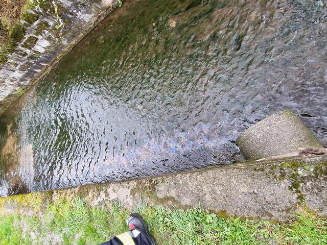 Öl im Veitsaubach. | Foto: BFKDO BADEN / Stefan Schneider