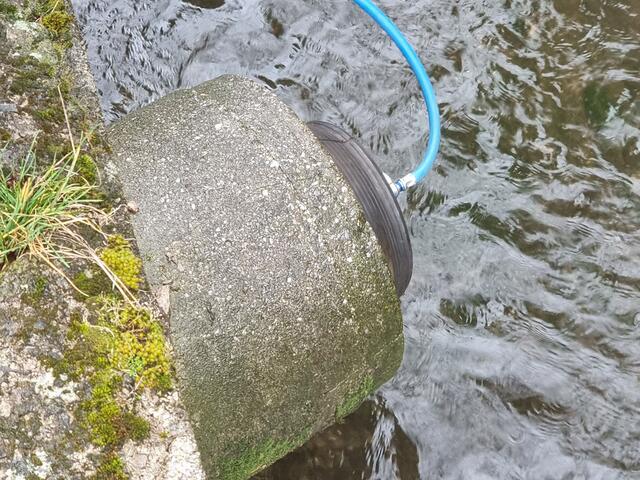 Öl gelangte in Berndorf  in den Veitsauerbach. | Foto: BFKDO BADEN / Stefan Schneider