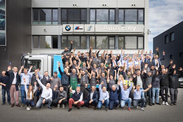 Das Team von AutoFrey Salzburg vor der Firmenzentrale in der Alpenstraße 85. 2024 feiert das Unternehmen seinen 125 Geburtstag.
 | Foto: AutoFrey