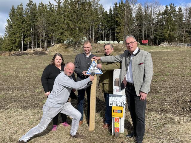 Anita Herzog, Franz Einfalt, Alexander Schnabel, Hubert Keyl und Gerhard Fallent bei der Montage des ersten Warnschildes. | Foto: cf