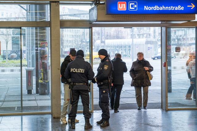 Seit 2019 gilt ein Waffenverbot am Praterstern. Es wird streng kontrolliert. Für Innenminister Gerhard Karner (ÖVP) ist dieses Modell für ganz Österreich denkbar.