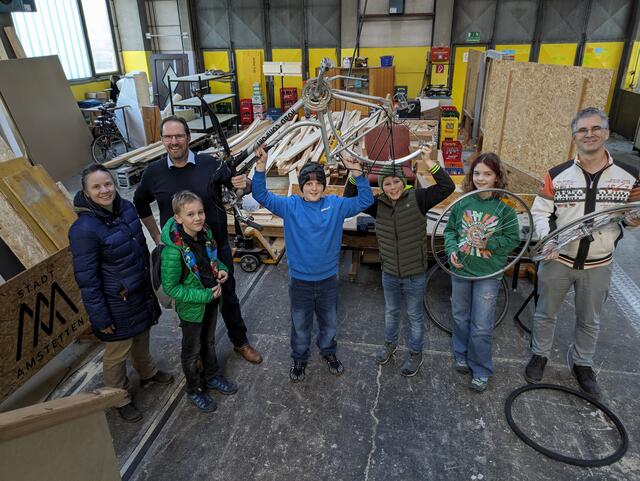 v.l.: Elisabeth Irauschek (CleanTechClub), Vizebürgermeister Markus Brandstetter, Constantin, Alexander, Simon, Elena, Roland Schuller (MakerSpace [A]). | Foto: MakerSpace [A]
