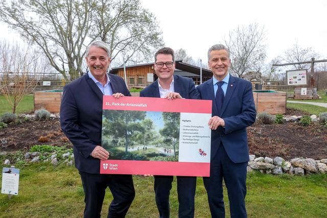 In der Donaustadt entsteht ein Park der Artenvielfalt.  v. l.: Ernst Nevrivy (Donaustadt-Bezirkschef), Jürgen Czernohorszky (Klimastadtrat) und Josef Taucher (Klubvorsitzender, alle SPÖ) präsentierten das Projekt. | Foto: Christian Fürthner