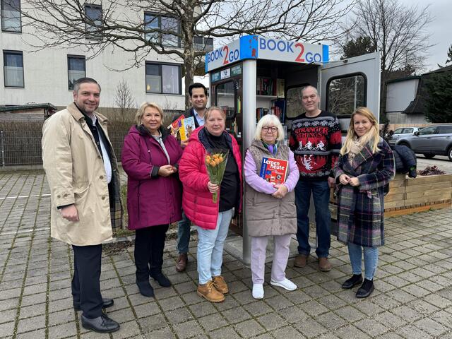 Abgeordneter Hubert Keyl, Vizebürgermeisterin Helene Fuchs-Moser, Gemeinderat Klaus Michal, Birgit E., Gemeinderätin Waltraud Wobornik, Bernd E. und Vizebürgermeisterin Bernadette Haider-Wittmann präsentieren die neue Bücherbox „Book2Go“ beim Martin Luther Platz | Foto: Stadtgemeinde Korneuburg