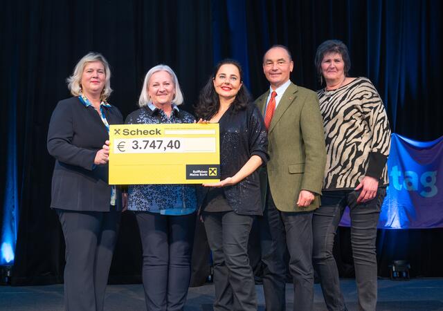SPÖ-Landesfrauenvorsitzende Elvira Schmidt, gf GRin und Sozialreferentin Gaby
Steiner (SPÖ-Bezirksvorsitzende und Obfrau Frauenhaus Mödling), Kabarettistin Nadja
Maleh, Bürgermeister Andreas Linhart und Monika Waldhör (v.l.n.r.). | Foto: Gemeinde Brunn/Johanna Hoblik