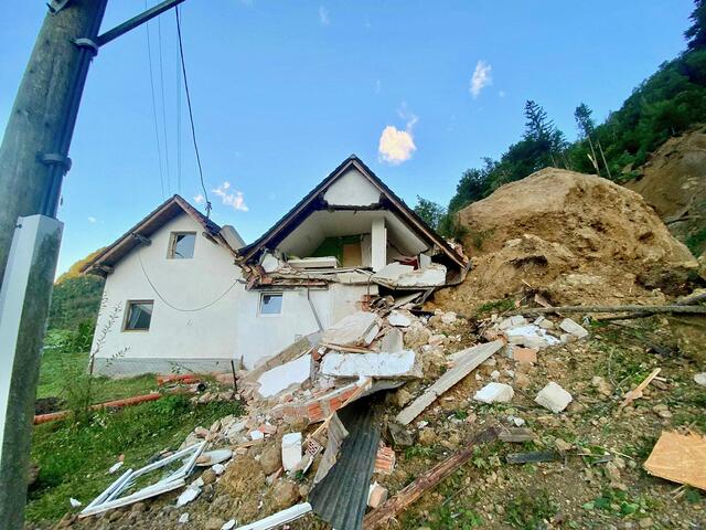Ob die Häuser nach dem Hangrutsch im letzten Jahr wieder bezogen werden können, steht noch nicht fest. | Foto: FF Ebenthal