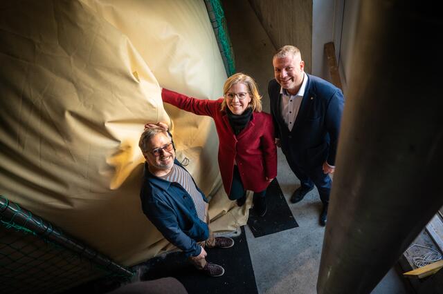 BMin Leonore Gewessler, LA Dominic Hörlezeder und VFI-Mitinhaber Klemens Rauch begutachten die 2000 Kubikmeter Gasblase im Biogas Kraftwerk der Ölmühle Ennsdorf. | Foto: Cajetan Perwein