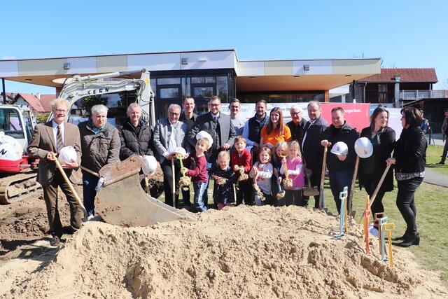 Bgm. Matthias Pokorn setzte mit Gemeindevertretern, Professionisten und Kindern den Spatenstich zum Zubau des Kindergartens Oberpremstätten. | Foto: Edith Ertl