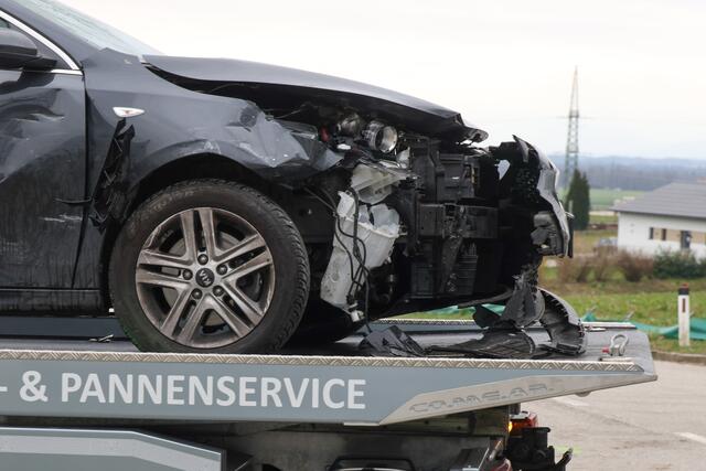In Neukirchen bei Lambach stießen zwei Pkw frontal zusammen. | Foto: laumat.at