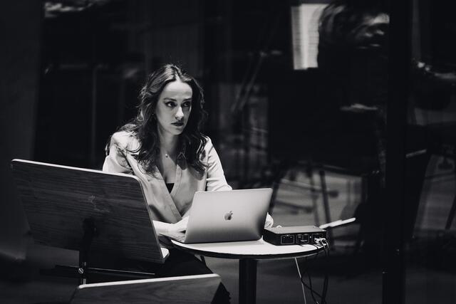 Die aus Serbien stammende Komponistin Ivana Radovanovic spielte bei der Uraufführung ihres Werks "Azure: Five Elements für Orchester und Elektronik" unter anderem die Sounds der einzelnen Elemente ein.  | Foto: Amir Kaufmann