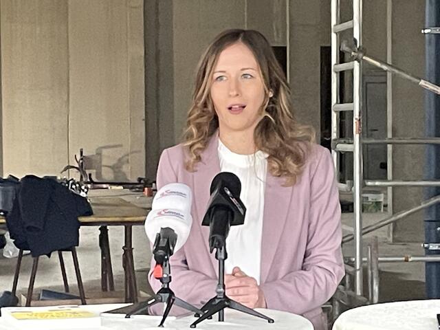 Zwei von drei Nebenkosten werden laut Jugendstaatssekretärin Claudia Plakolm gestrichen. | Foto: Emanuel Hasenauer