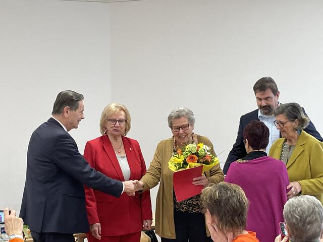 Auch Edith Tischer bekommt ein Goldenes Ehrenzeichen. | Foto: Nina Taurok