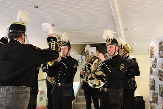 Die Mitglieder der Bergkapelle Eisenerz tragen zu besonderen Anlässen das „Arschleder“ und den „Kalpak“ mit weißem Federbusch zu ihrer Bergmannstracht. | Foto: RegionalMedien Steiermark