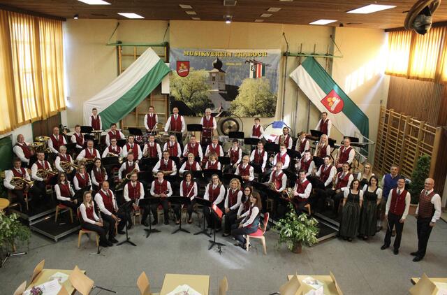 Die rund 50 Mitglieder des Musikvereins Traboch tragen eine einheitliche Uniform. | Foto: Musikverein Traboch