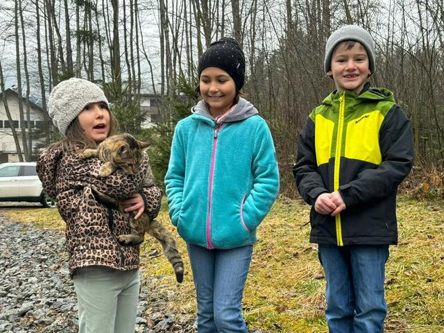 Mailin, Nike und Raphael freuten sich, ihre Katze wieder in den Armen zu halten. | Foto: FF Spittal