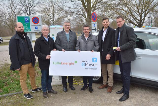 Ernst Kloboucnik, Landesdirektor des ÖAMTC für Wien, Niederösterreich und Burgenland und Bürgermeister Peter Eisenschenk (mitte) mit Bernhard Teufer (TullnEnergie), Johannes Sanda (Geschäftsführer TullnEnergie), Robert Gutscher (Geschäftsführer TullnEnergie) und Richard Pieger, Produktmanager ÖAMTC, bei der TullnEnergie-Ladestation am Parkplatz der GARTEN TULLN. | Foto: Stadtgemeinde Tulln