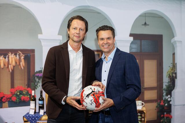 ÖFB-Sportdirektor Peter Schöttel und Burgenland Tourismus-Geschäftsführer Didi Tunkel freuen sich schon auf die Public Viewing Events im Burgenland. | Foto: Burgenland Tourismus / Maria Hollunder