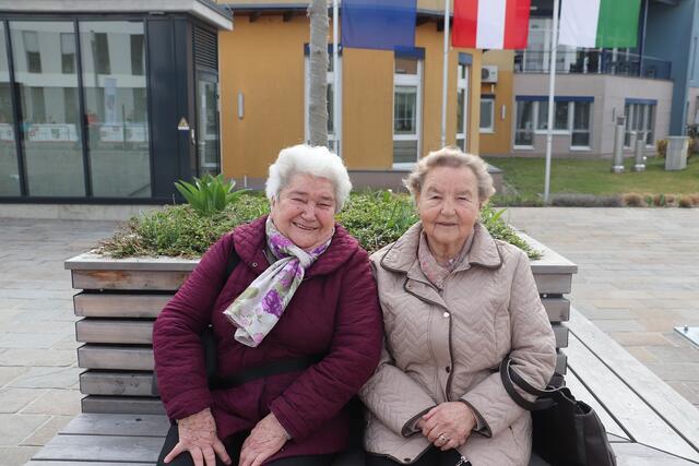 Zaungäste: Maria Burgstaller (91) und ihre Freundin Veronika Gruber (li): "Das ist eine wunderbare Sache, wir waren noch nie bei Olympischen Spielen, das wollten wir uns nicht entgehen lassen" | Foto: Edith Ertl