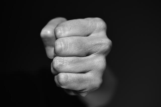 Als zwei Sicherheitsmitarbeiter hinzugezogen wurden, attackierte der Patient diese sofort mit Faustschlägen. (Symbolbild) | Foto: pixabay.com