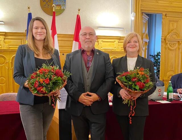 Bei der ersten Bezirksvertretungssitzung 2024 wurde Bezirksrätin Elisabeth Mössmer-Cattalini (r.) einstimmig zur Bezirksvorsteher-Stellvertreterin gewählt. Sie folgt in ihrer Funktion Alice Seidl (l.) nach. Bezirksvorsteher Peter Jagsch (alle SPÖ) gratulierte als erster.  | Foto: BV17