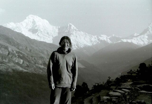 Die ältesten und tatsächlich in Schwarz-Weiß geschossenen Fotos dieser Ausstellung stammen aus den 1970er Jahren und wurden von Shoko Leitner auf ihren Reisen nach Indien, Nepal und Europa festgehalten | Foto: Art Mine