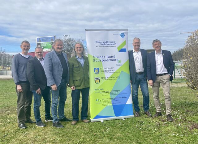 V.l.: Amtsleiter Manfred Lechner aus St. Veit, Amtsleiter Friedrich Deutschmann aus Straß, der Straßer Vizebürgermeister Johann Lappi, Modellregionsmanager Christian Luttenberger und die Bürgermeister Reinhold Höflechner und Gerhard Rohrer starten mit viel Motivation in die neue KEM-Phase. | Foto: RMA