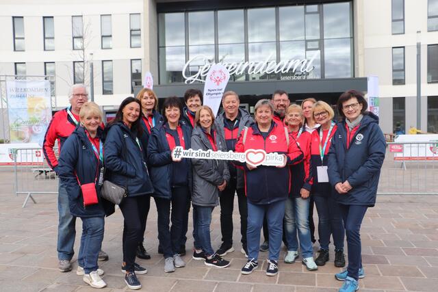 Rund 80 Ehrenamtliche des ESV Alte Maut und hilfreiche Hände unterstützen Ludmilla Remler und Peter Ehgartner bei der Abwicklung der Nationalen Special-Olympics-Winterspiele | Foto: Edith Ertl