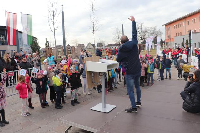 Moderator Peter Bauregger führte die Interviews und stimmte Jugend und Zaungäste auf das besondere Ereignis ein.  | Foto: Edith Ertl