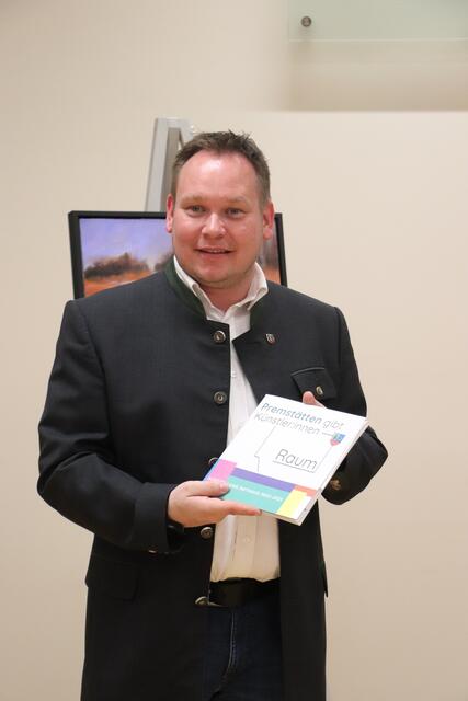 Kulturausschussobmann Andreas Truchses präsentierte die Broschüre "Premstätten gibt Künstler:innen Raum". Eine solche wird es auch für die 2024 ausstellenden Künstler geben.  | Foto: Edith Ertl