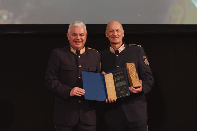 Wurde in der Kategorie "Internes Management" geehrt: Ewald Kaps (r.) | Foto: LPD Stmk/Martinelli
