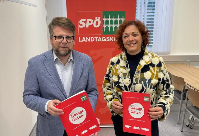 SPÖ-Klubobmann Hannes Schwarz und Landtagsabgeordnete Cornelia Schweiner präsentierten in Feldbach die SPÖ-Bilanzbroschüre. | Foto: RegionalMedien