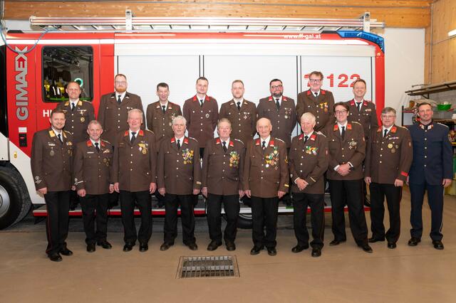 Die beförderten und ausgezeichneten Kameraden der Freiwilligen Feuerwehr Gai mit den Ehrengästen bei der 104. Wehrversammlung. | Foto: BFV Leoben