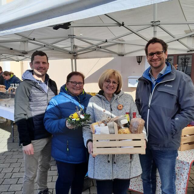 Das BAUERNmarkt-Team, im Bild Michael Pfaffenbichler, Elisabeth Gruber und Philipp Deinhofer, überreichte den Preis an die 1. Stempelpass-Gewinnerin Karin Hinterleitner aus St. Michael. | Foto: Privat