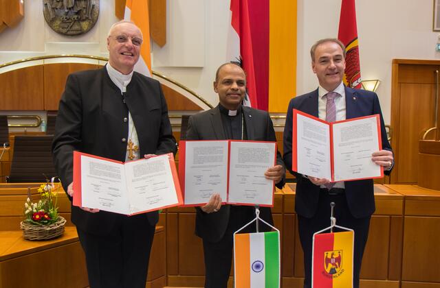Der Bischof der indischen Diözese Kanjirapally, Mar Jose Pulickal, Eisenstadts Diözesanbischof Dr. Ägidius Zsifkovics und Landesrat Dr. Leonhard Schneemann unterzeichneten eine Absichtserklärung zur Pflegepartnerschaft. | Foto: Landesmedienservice Burgenland