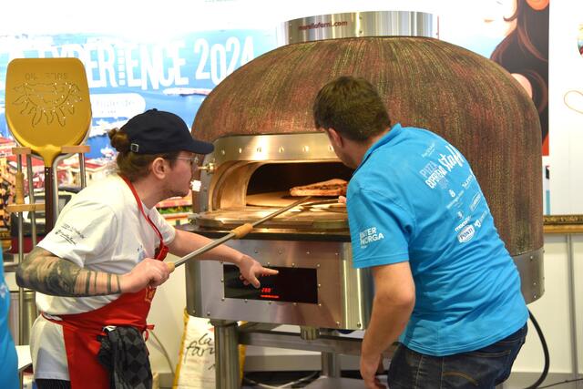Mario Hofer, links, erfolgreich bei der Pizza-EM in Hamburg. | Foto: Pizza-Schule.de 