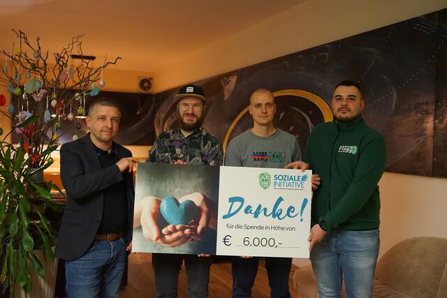 Helmut Mitter (1. v. l.) und zwei seiner Kollegen von den Green Lions übergeben die Spende an UFO-Leitung Bernhard Ries (2. v. l.). | Foto:  Soziale Initiative