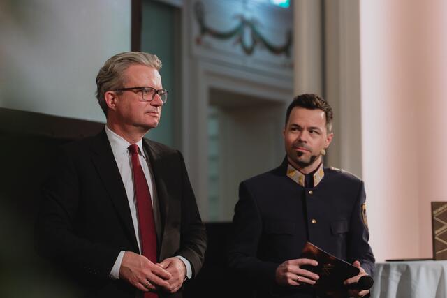 Landeshauptmann Christopher Drexler (l.) mit Markus Lamb, der durch den Abend führte. | Foto: LPD Stmk/Martinelli